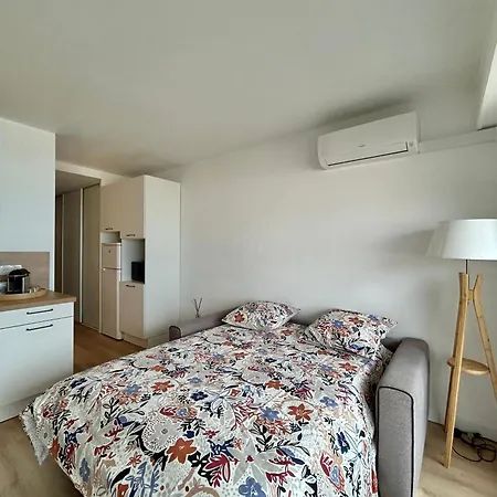 Apartment Seaside Serenity - - Beachfront - Antibes